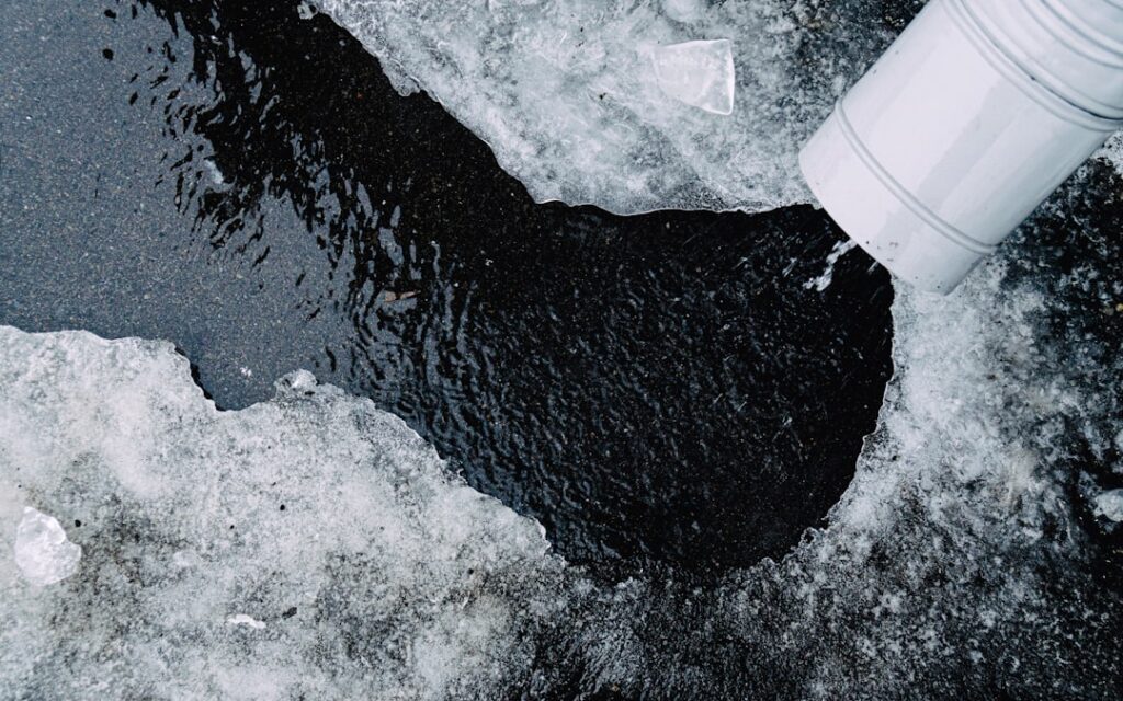 صورة توضيحية لانسداد المجاري وأدوات تسليك المجاري المنزلية